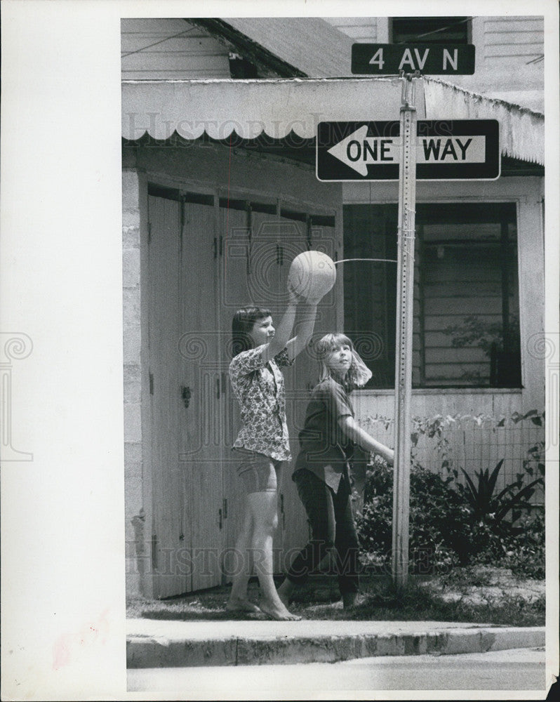 1968 Press Photo Sandy Butler and Leslie Armstrone play tetherball - Historic Images