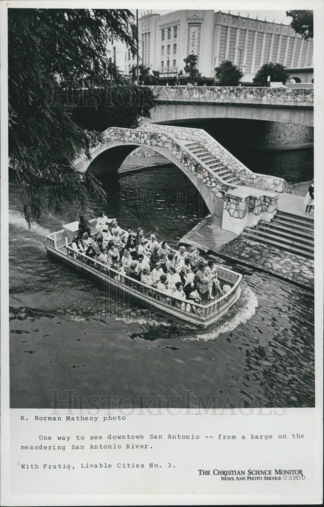 1975 Press Photo of tourists taking river barge through San Antonio, Texas - Historic Images