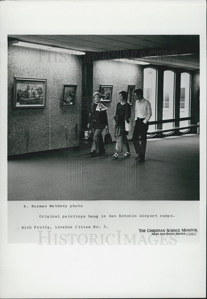 1975 Press Photo of art gallery at San Antonio Airport - Historic Images