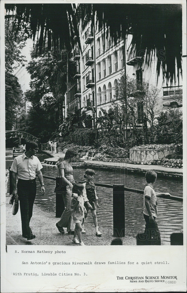 1975 Press Photo of family strolling along San Antonio&#39;s riverwalk in Texas - Historic Images