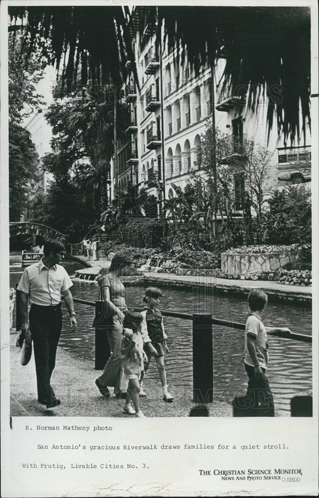1975 Press Photo of family strolling along San Antonio's riverwalk in Texas - Historic Images