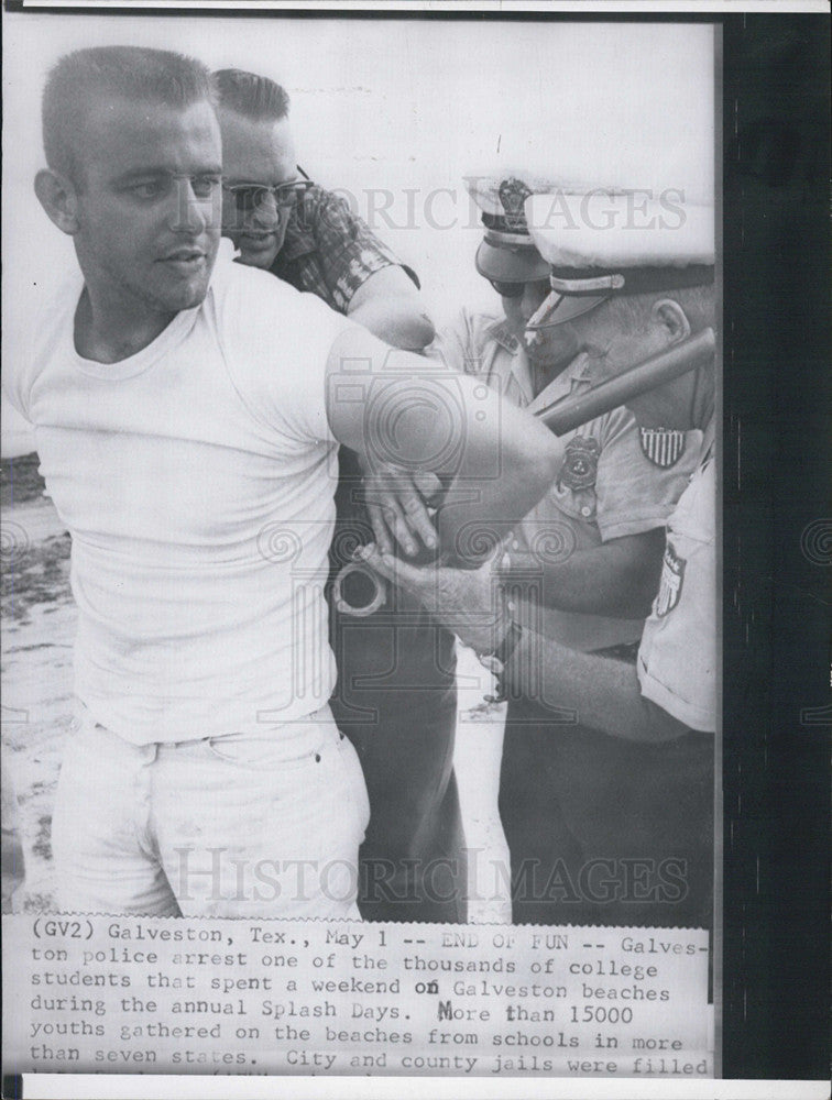 Press Photo Galveston police arrest a college student at annual Splash Day. - Historic Images