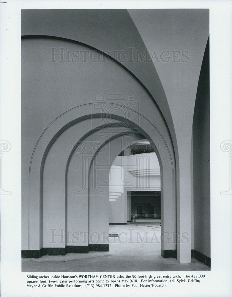 1987 Press Photo Sliding arches inside Houston&#39;s Wortham Center. - Historic Images