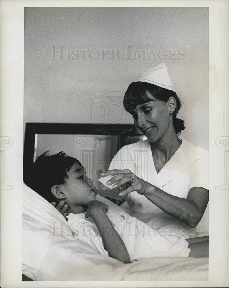 1968 Press Photo Sandra Parker, in Bangkok, while her husband serves in the War. - Historic Images