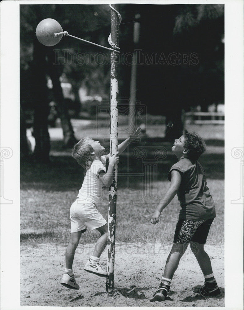 1989 Press Photo Justin Marshall &amp; Andre Formez play tetherball at Walter Fuller - Historic Images