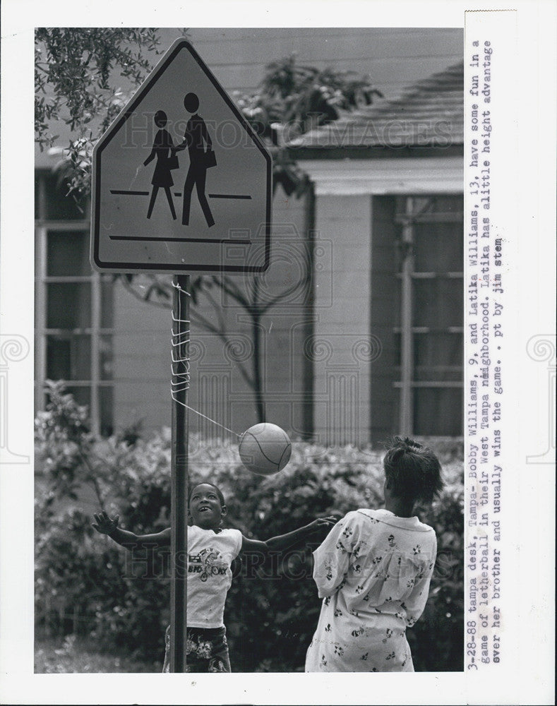 1988 Press Photo Bobby Williams &amp; Lakita Williams play tetherball in West Tampa. - Historic Images