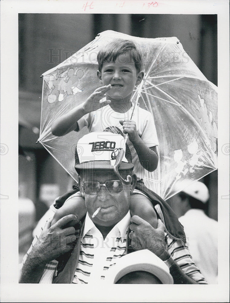 1988 Press Photo Chuck Blevens and David Crum, at Lions Club parade. - Historic Images