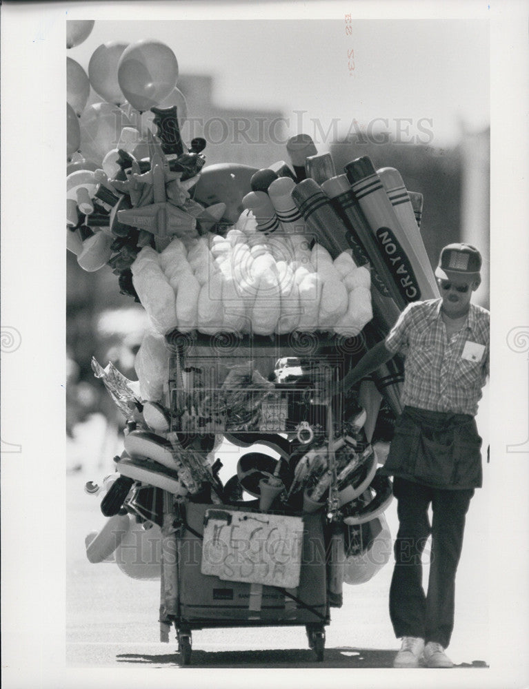 1988 Press Photo Don E. Kerr with his cart of parade goodies at Labor day parade - Historic Images