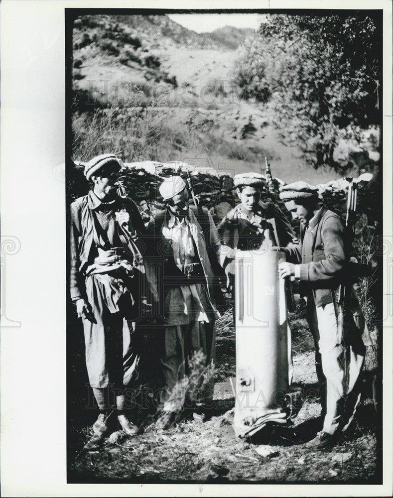 1982 Press Photo Unexploded bomb dropped from Russian aircraft. - Historic Images