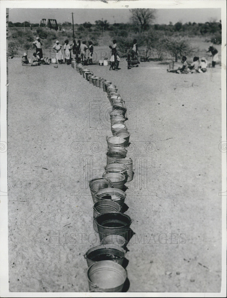 1965 Press Photo African women at Nairobi, Kenya, carry line-up buckets home - Historic Images