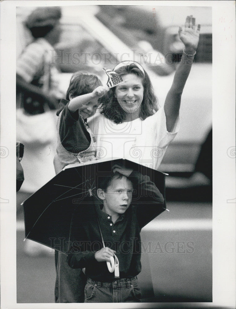 1988 Press Photo Betsy Tournier and children Helene and Pierre at Denver Parade - Historic Images