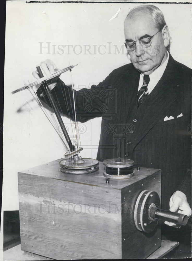 1940 Press Photo Otto H. Mohr and his detonator machine was offered to the gover - Historic Images