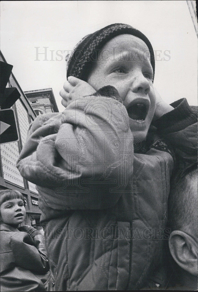 1965 Press Photo Russell Hestan gets an earful at the Denver Post Santa Claus Pa - Historic Images