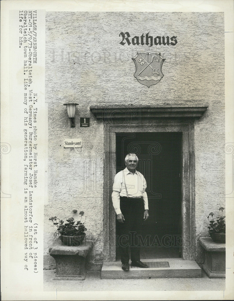 1973 Press Photo Josef Landstorfer, Burgermeister, at Oberalteich town hall in G - Historic Images