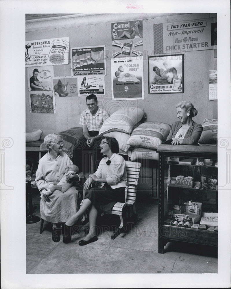 Press Photo Lady Storekeeper - Historic Images