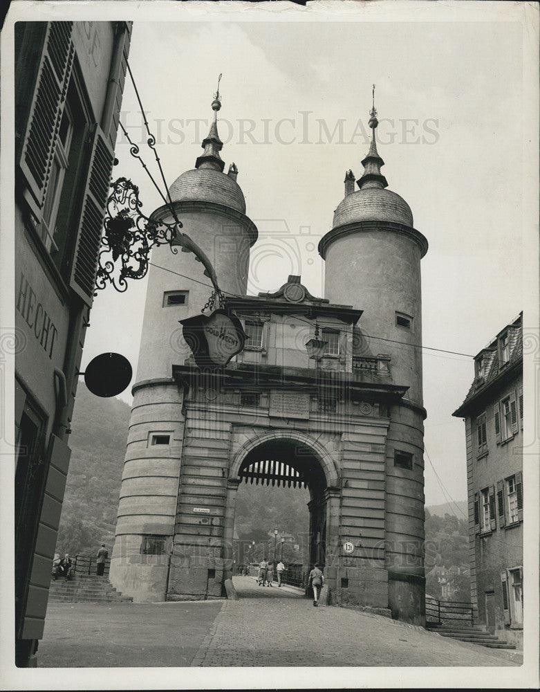 Press Photo Gate Tower Building Bridge Over Neckar River At Heidelberg Germany - Historic Images