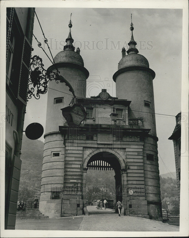 Press Photo Guarded Gate Bridge Building Located In Heidelburg Germany - Historic Images