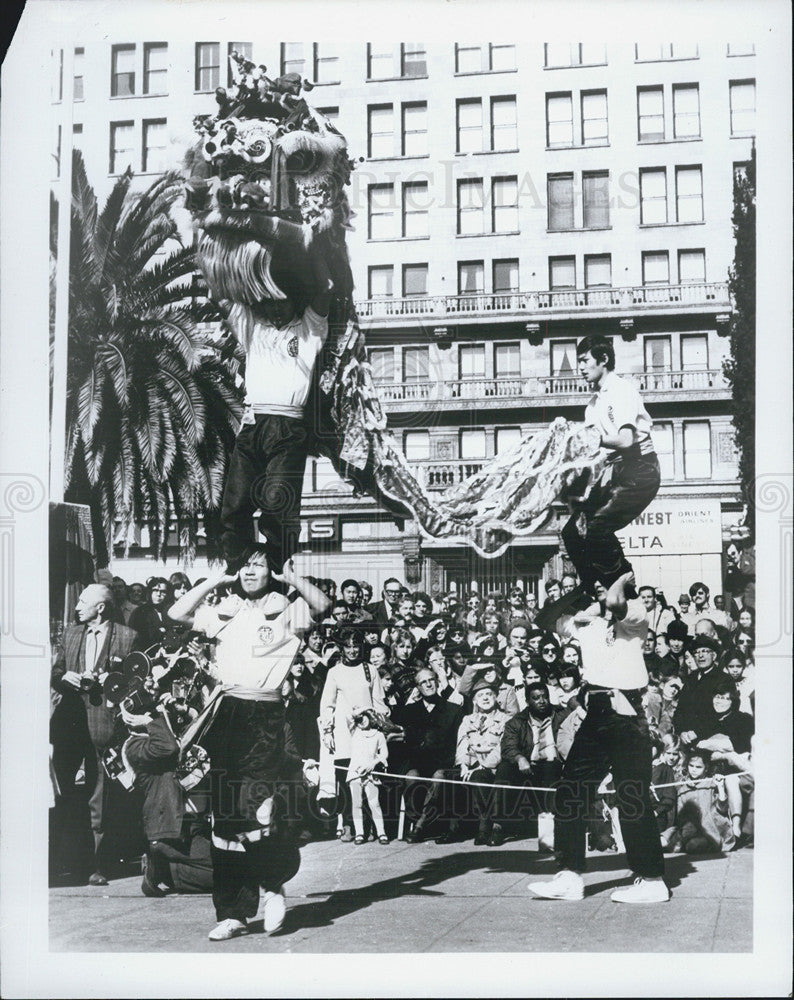 1972 Press Photo Lion Dancing Acrobats Perform At San Francisco Union Square - Historic Images