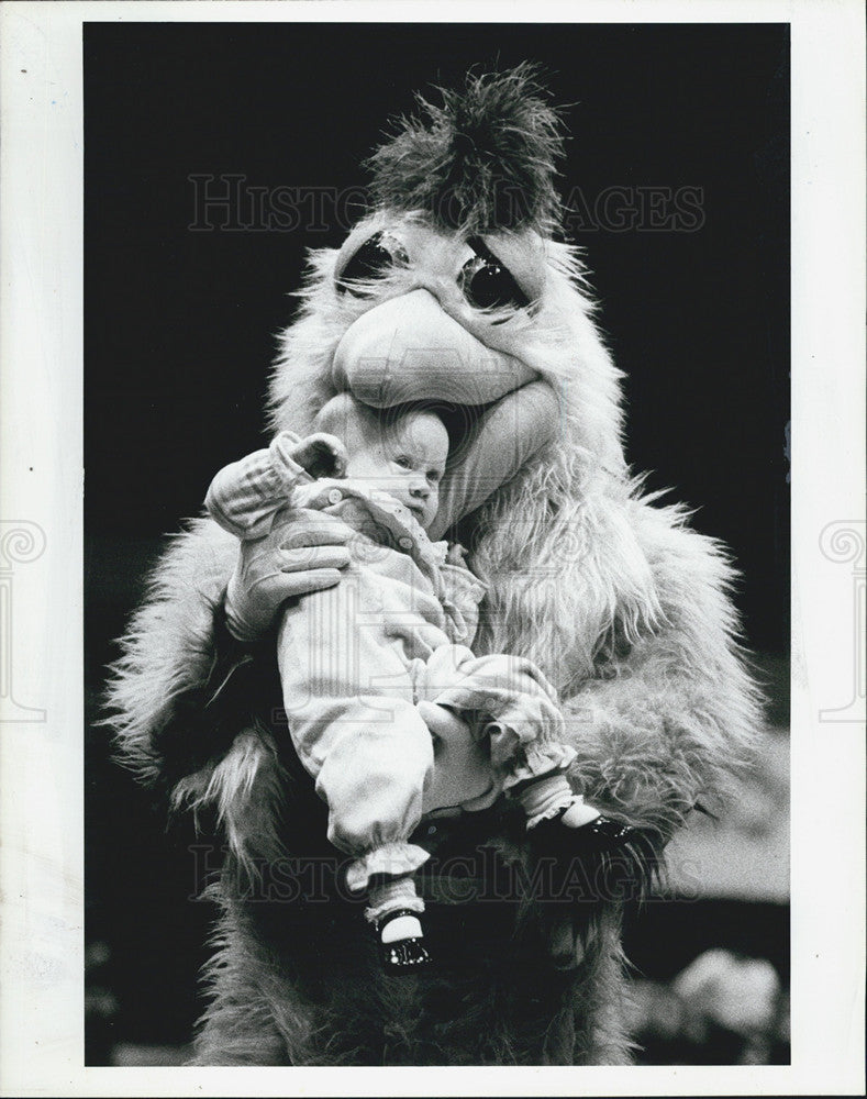1985 Press Photo The San Diego Chicken and Allison McLeod. - Historic Images