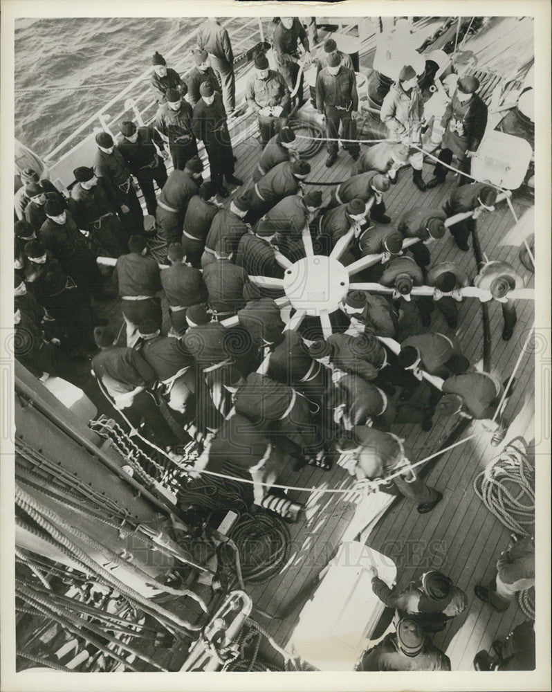 1963 Press Photo Hauling up anchor on Gorch Fock - Historic Images