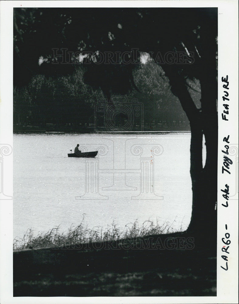 1984 Press Photo a fisherman at Largo&#39;s Lake Taylor in Florida - Historic Images