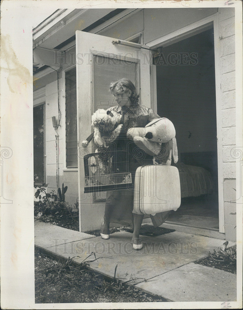 1980 Press Photo Sherry Strong temporary leaves home to go to shelter from - Historic Images