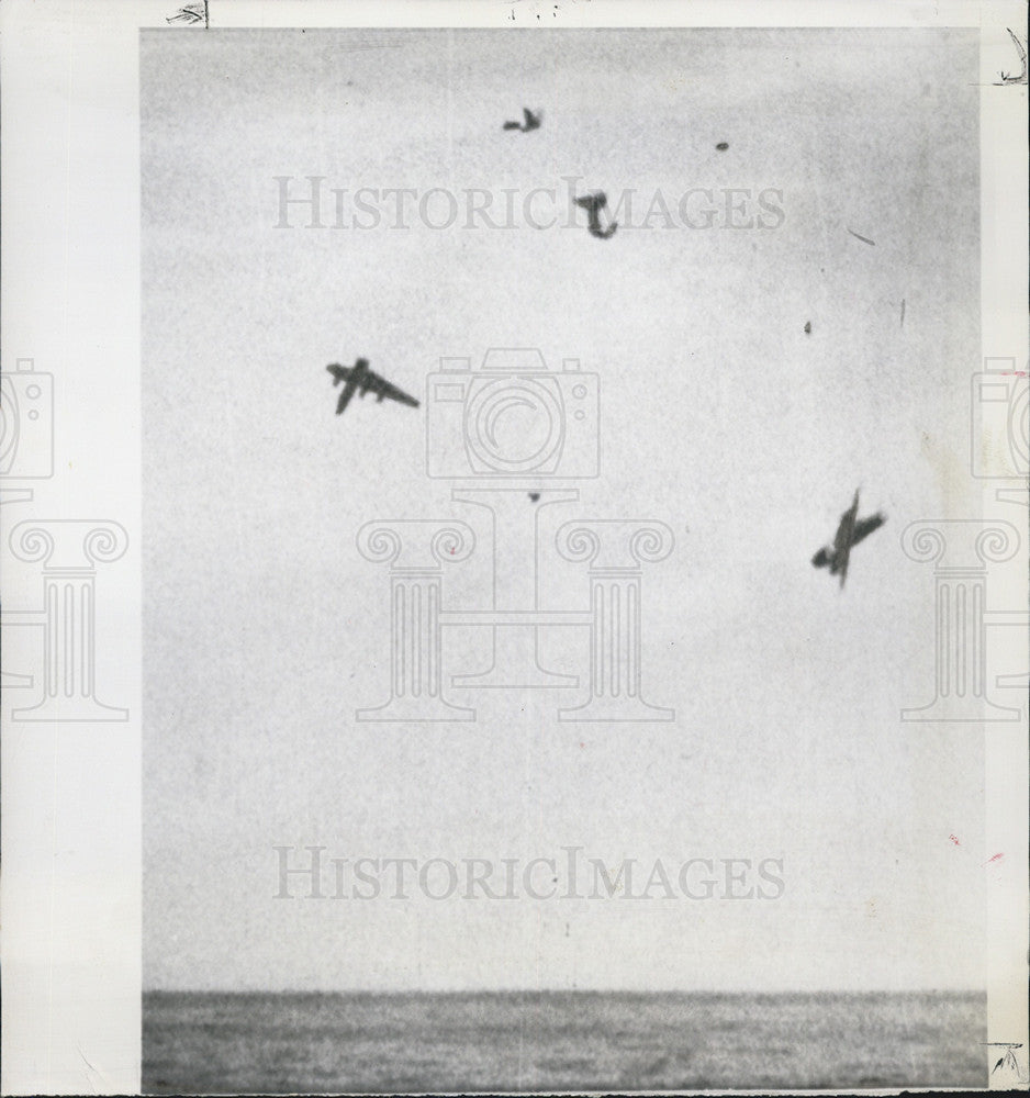 1964 Press Photo 2 Air Force planes fall toward the Atlantic after colliding, - Historic Images