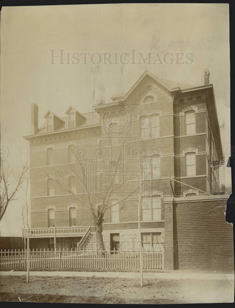 Press Photo Old four-story building with a fence - Historic Images