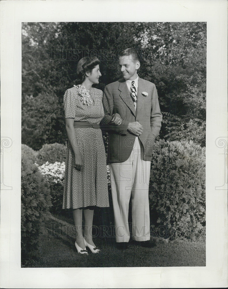 Press Photo Mr. and Mrs. Everell Fisher at Summer home - Historic Images