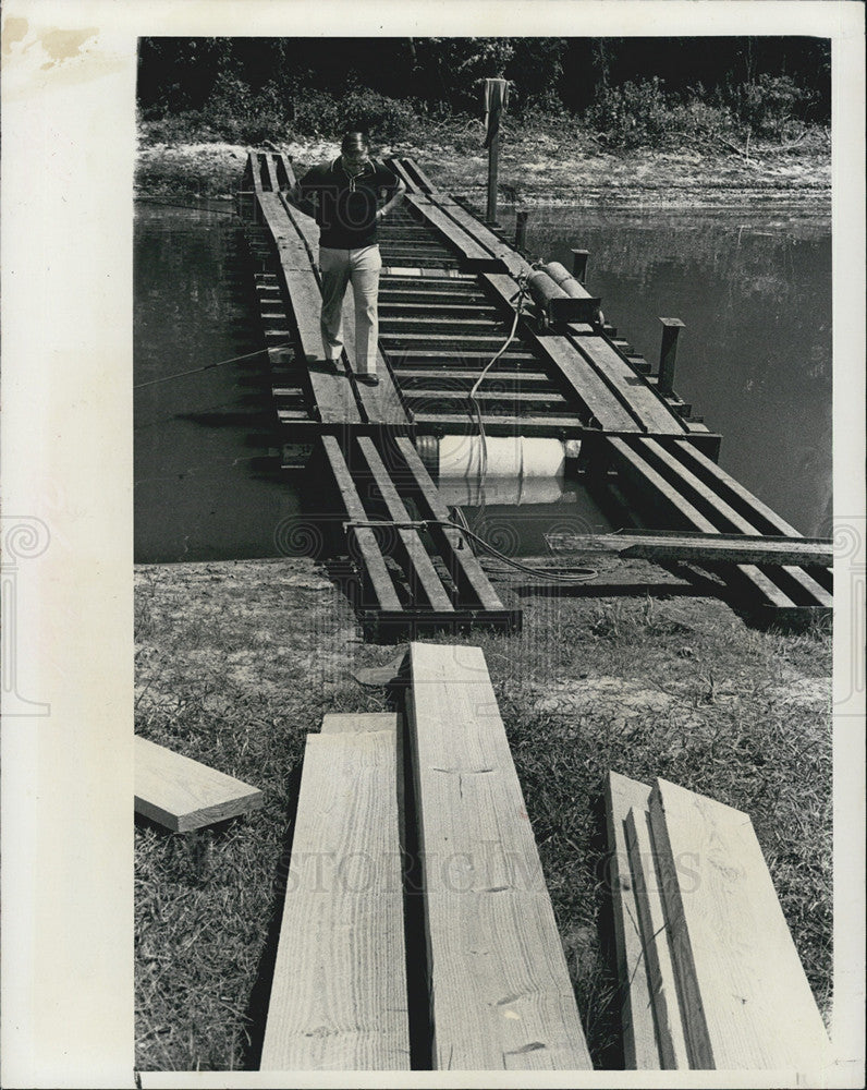 1977 Press Photo A new walking span for Sawgrass Lake Park being built - Historic Images