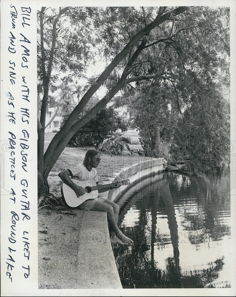 1977 Press Photo Bill Amos &amp; hs Gibson guitar sings at Round Lake. - Historic Images