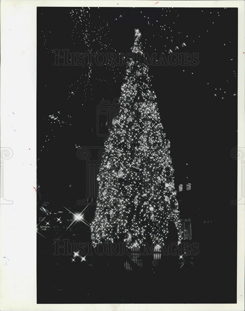 1983 Press Photo Christmas tree in Daley Plaza. - Historic Images
