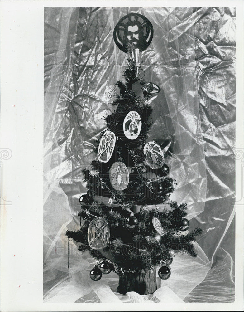 1991 Press Photo Art student Joe Castillo decorates tree with stained glass - Historic Images