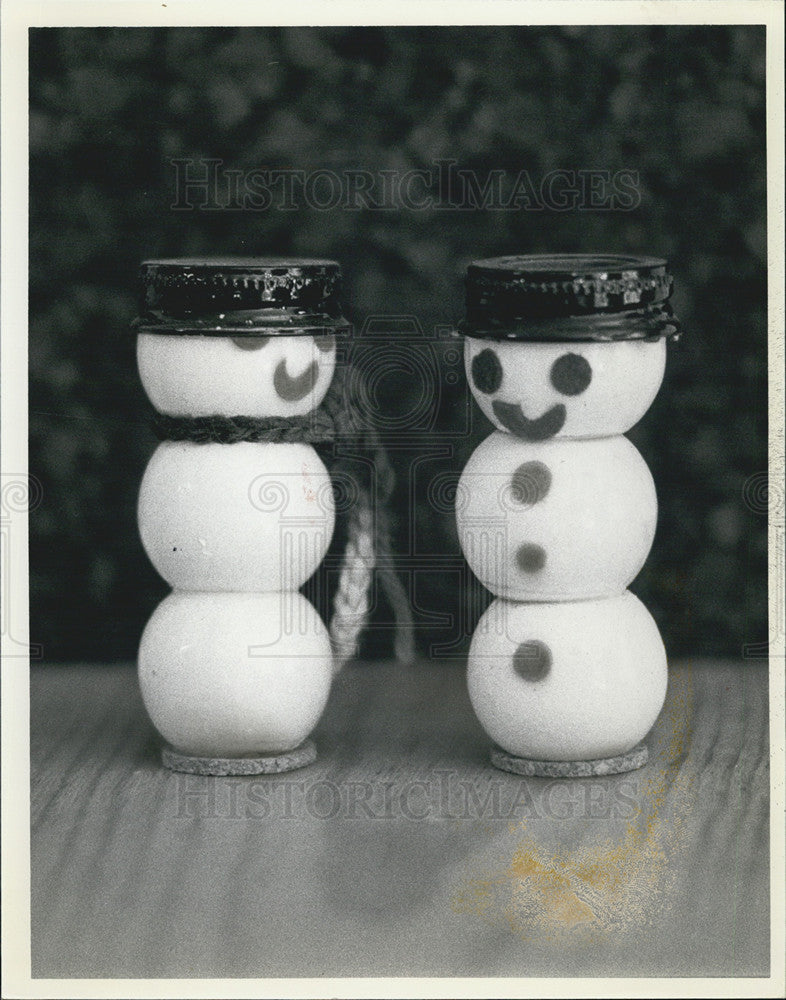 1990 Press Photo Christmas decorations made by Janine Schneider, art students. - Historic Images