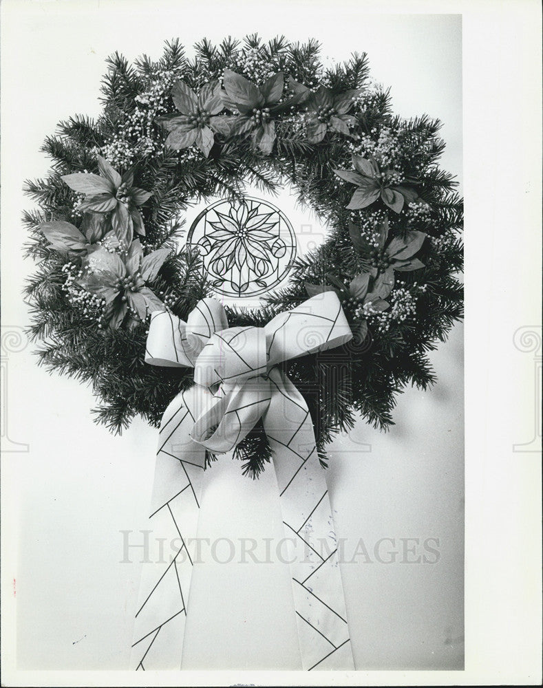 1982 Press Photo Christmas wreath can be made at hoem. - Historic Images