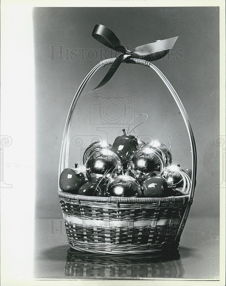 1985 Press Photo A simple arrangement of red apples and ornaments. - Historic Images