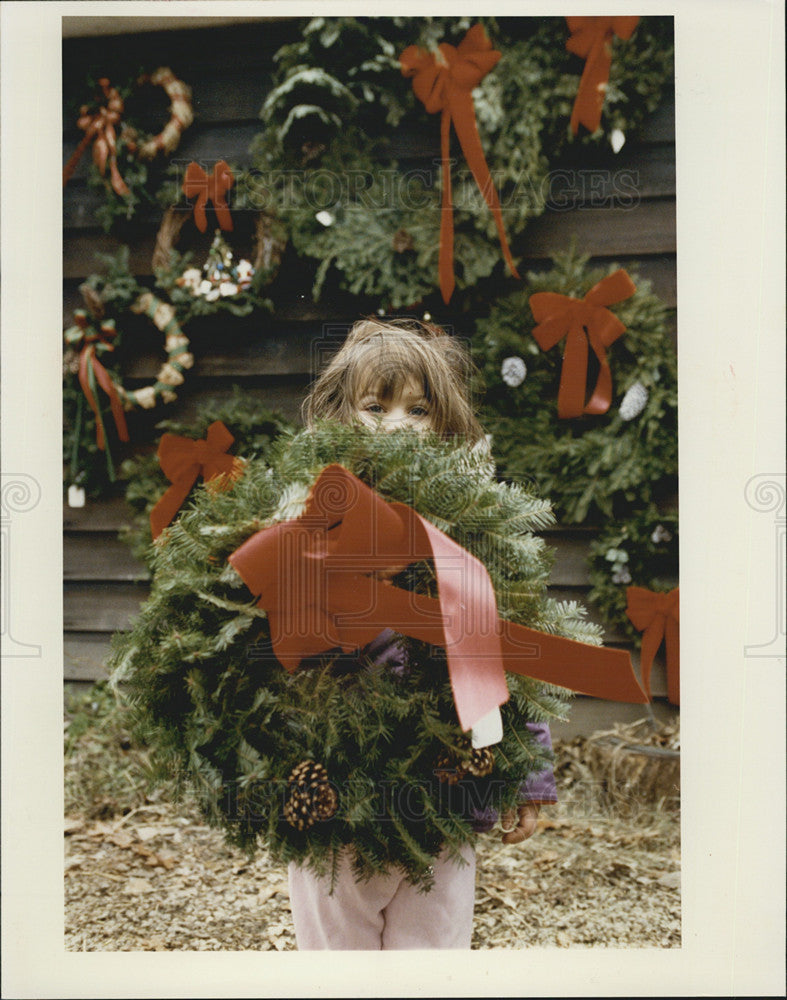 1992 Press Photo Amber Popek displays a wreath her family members make and sell. - Historic Images