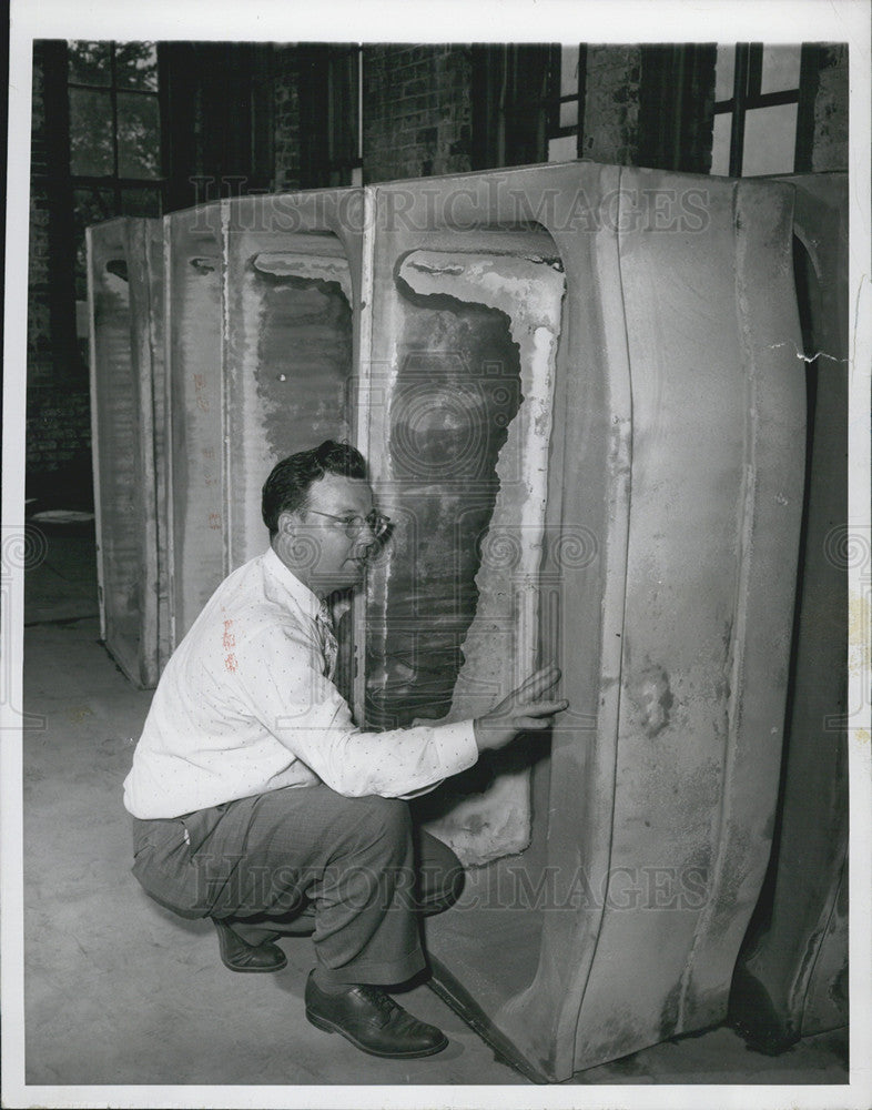 1951 Press Photo Arthur M. Lander studies the efficiency of his de- enameling - Historic Images