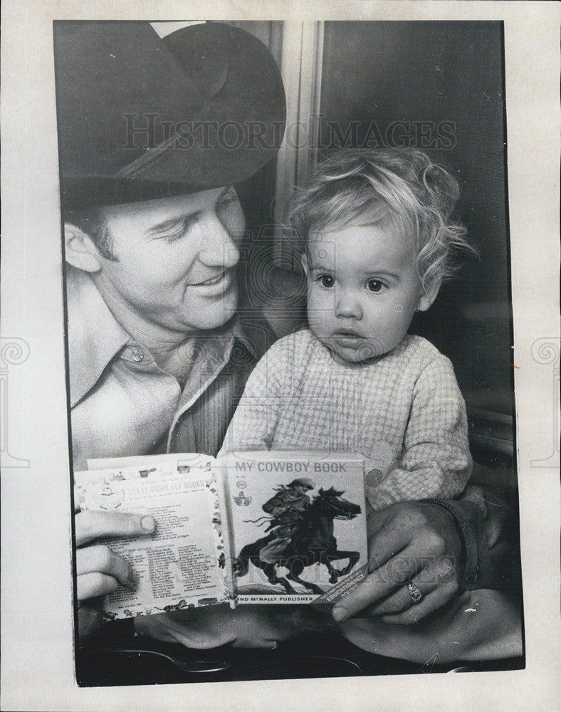 1975 Press Photo Rodeo Clown Larry Clayman Reads To His Daughter Shannon - Historic Images