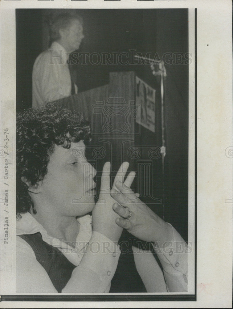 1976 Press Photo Woman Interprets Jimmy Carter Speech Into Sign Language - Historic Images