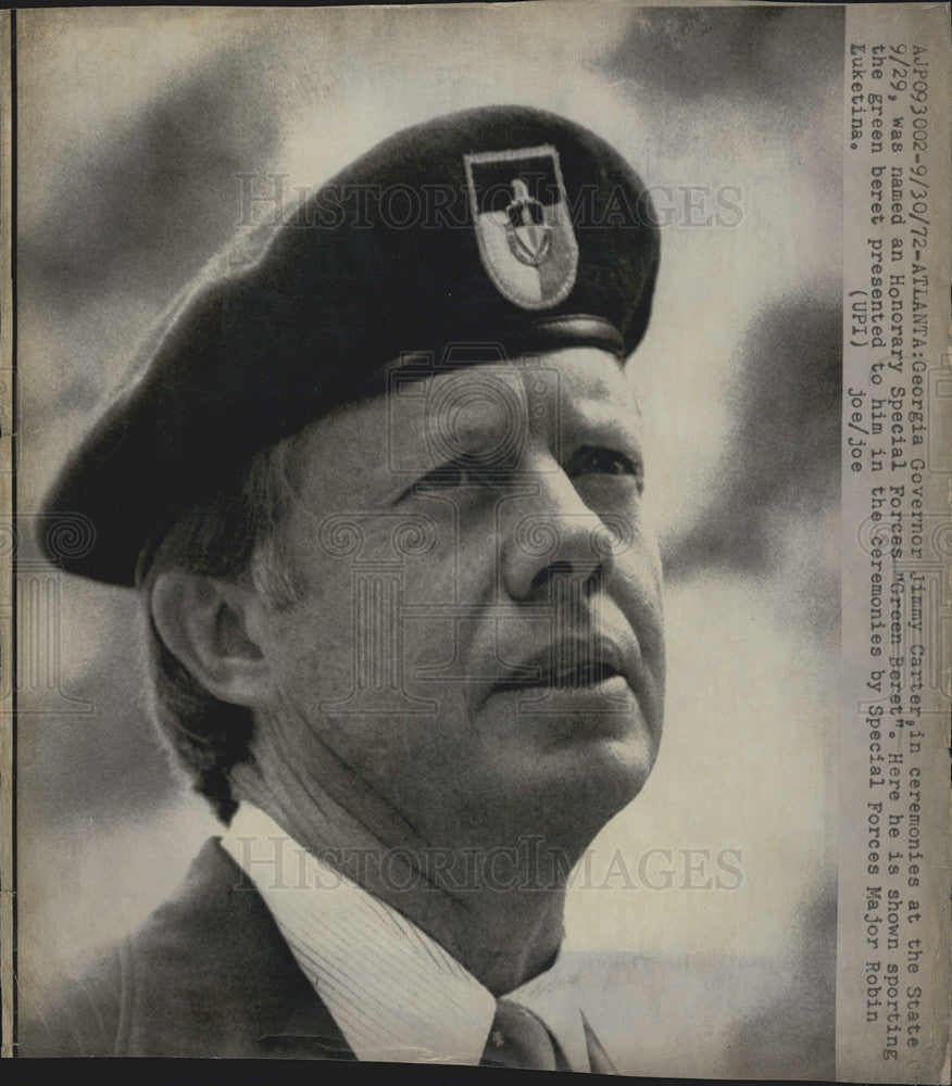 1972 Press Photo Georgia Governor Jimmy Carter presented with a Green Baret - Historic Images