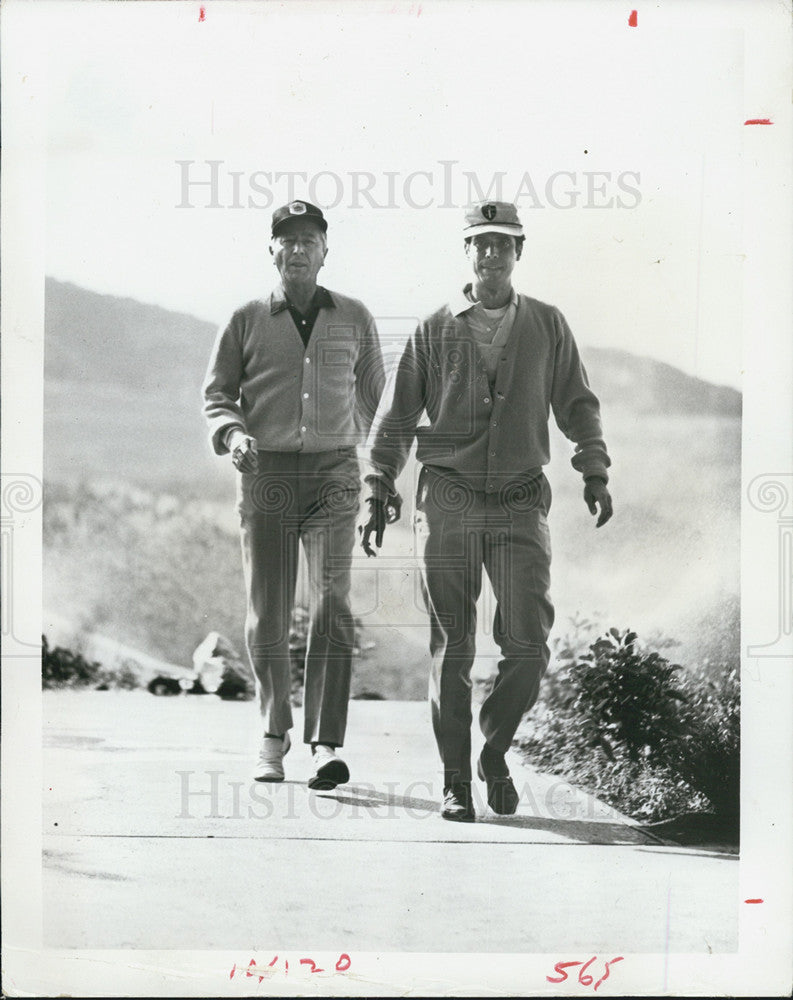 Press Photo Robert Young and Ken McGurney in Marcus Welby, M.D. - Historic Images