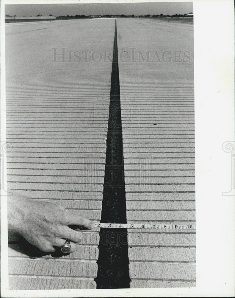 1984 Press Photo Inspecting the runways at Tampa International Airport - Historic Images