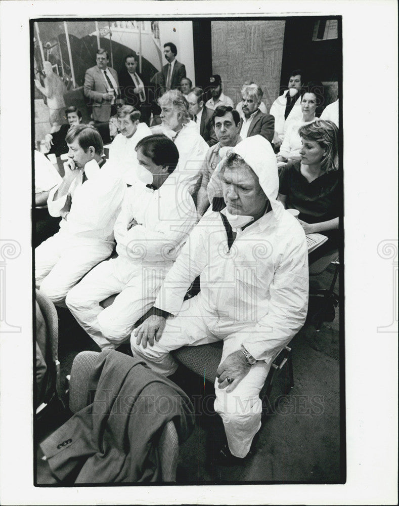 1986 Press Photo The aviation authority approves asbestos removal from airport - Historic Images