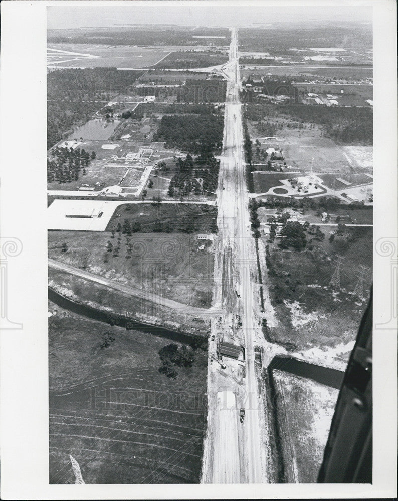 1975 Press Photo New road construction near St Pete Clearwater airport - Historic Images