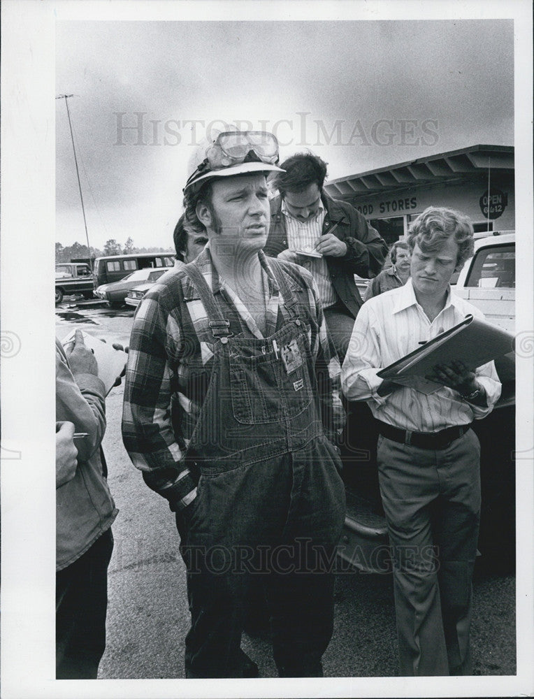 1978 Press Photo Times reporter Frank Deloach covering train derailment - Historic Images