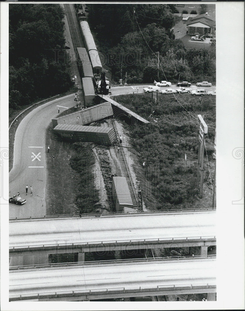 Press Photo Train Derailed south of interstate 4 blocking a side road - Historic Images
