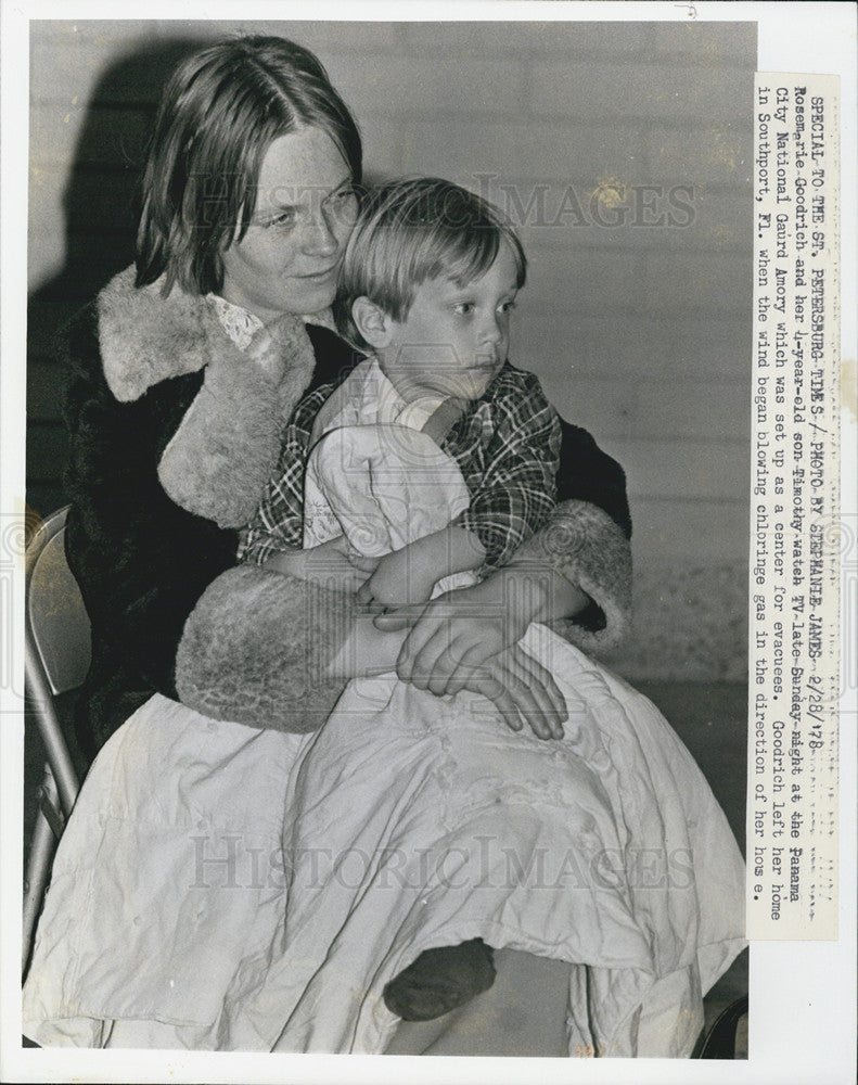 1978 Press Photo Rosemarie Goodrich and son Timothy at evacuation center - Historic Images