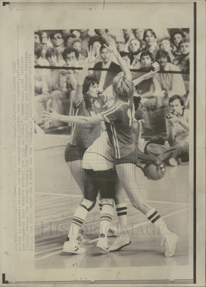 1976 Press Photo of U.S. vs Czech in Olympic basketball - Historic Images