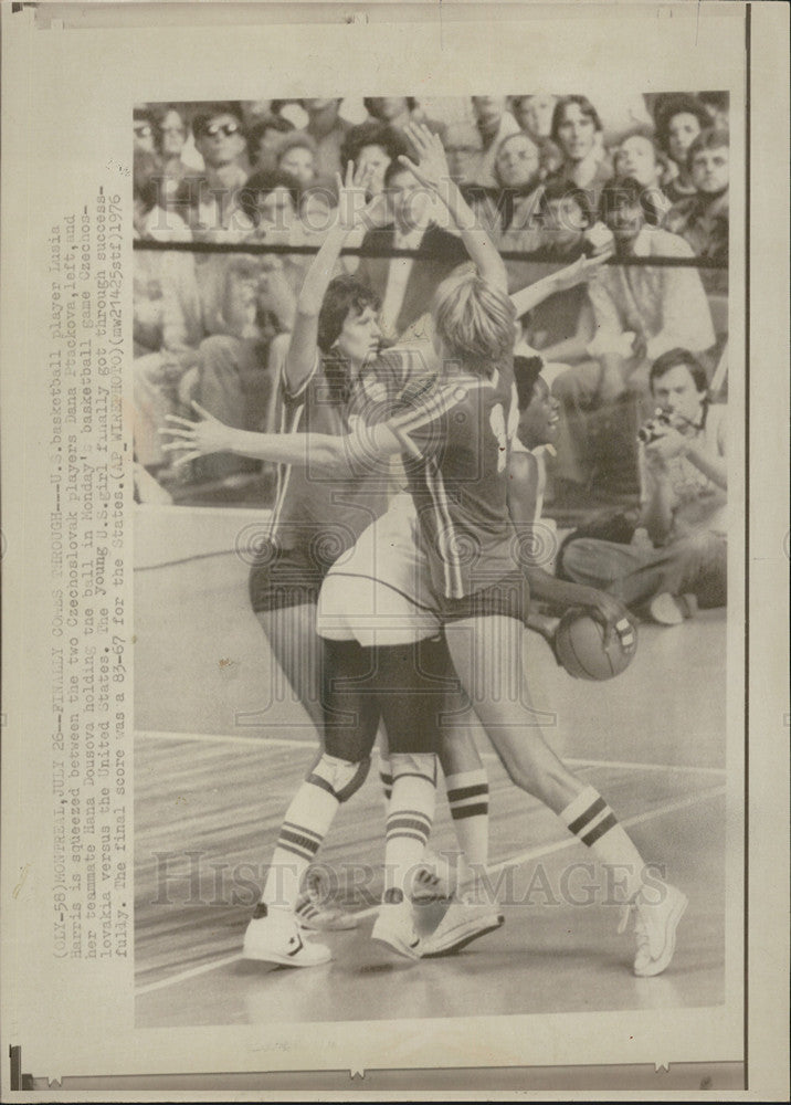 1976 Press Photo U.S. vs. Czechoslovakia women&#39;s basketball team - Historic Images